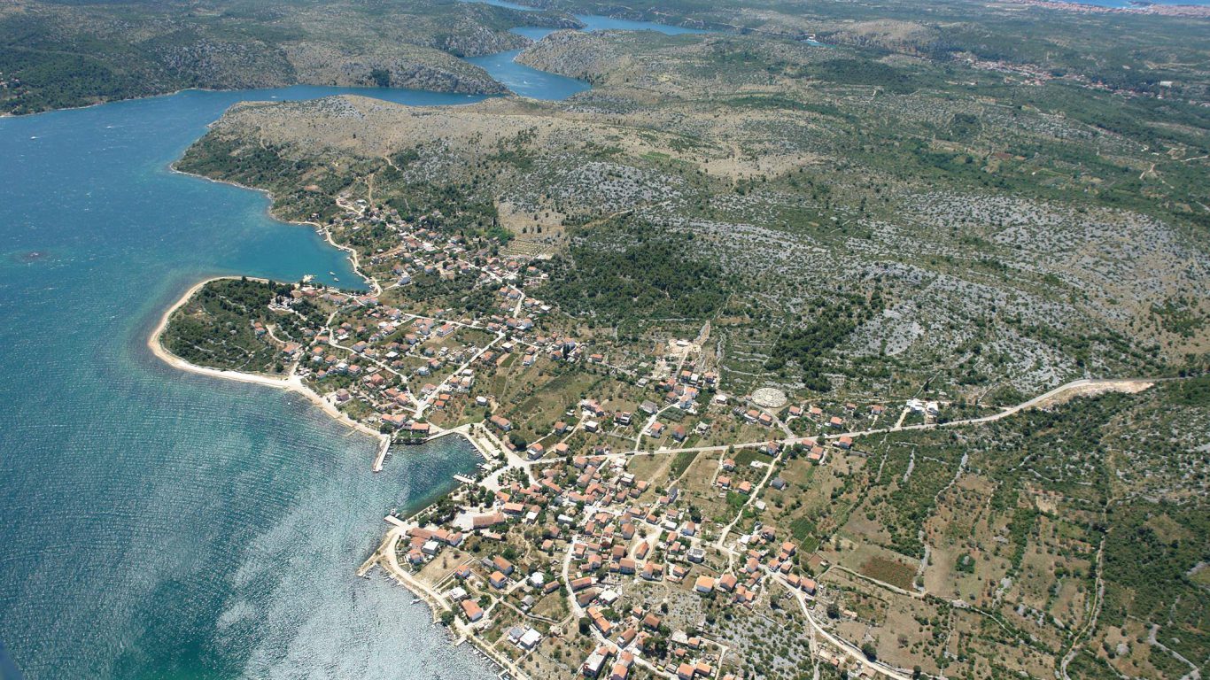 Bird's-Eye View of Lovely Raslina Settlement
